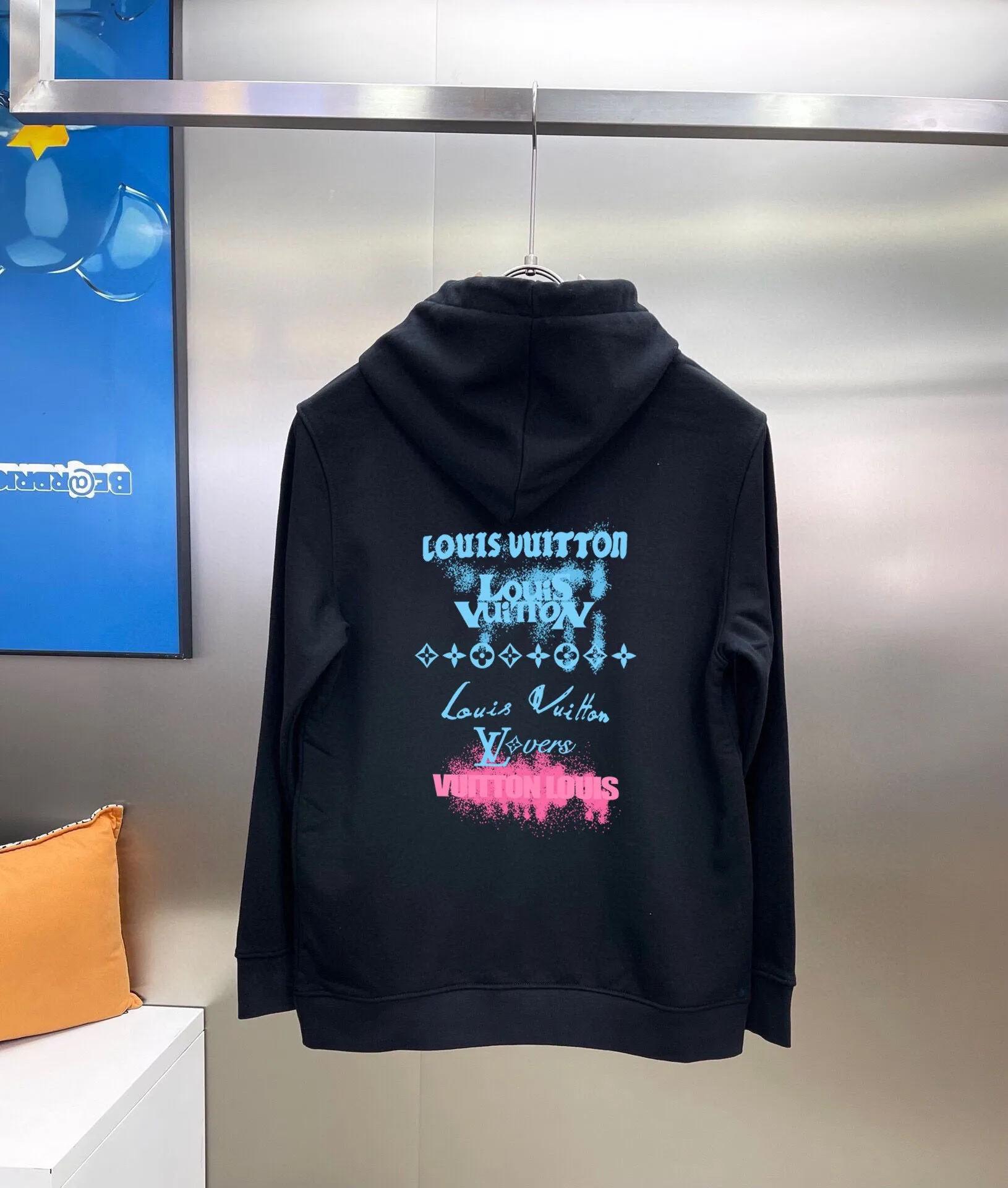 🅿️400 direct batch [LV Louis Vuitton] (Fat Man Gospel) hot-selling suit is coming. Focus on the original version of the official website. 2025 new hot-selling sweatshirt suit. The original order is the best. 🇭🇰The meticulous work of top designers. Just for a fitting and perfect upper body effect. 100% natural high-quality Roman cotton, close-fitting comfort, noble and elegant! Original hardware embodies elegance and nobility! Counter size: M-5XL (maximum wear up to 220 pounds)
